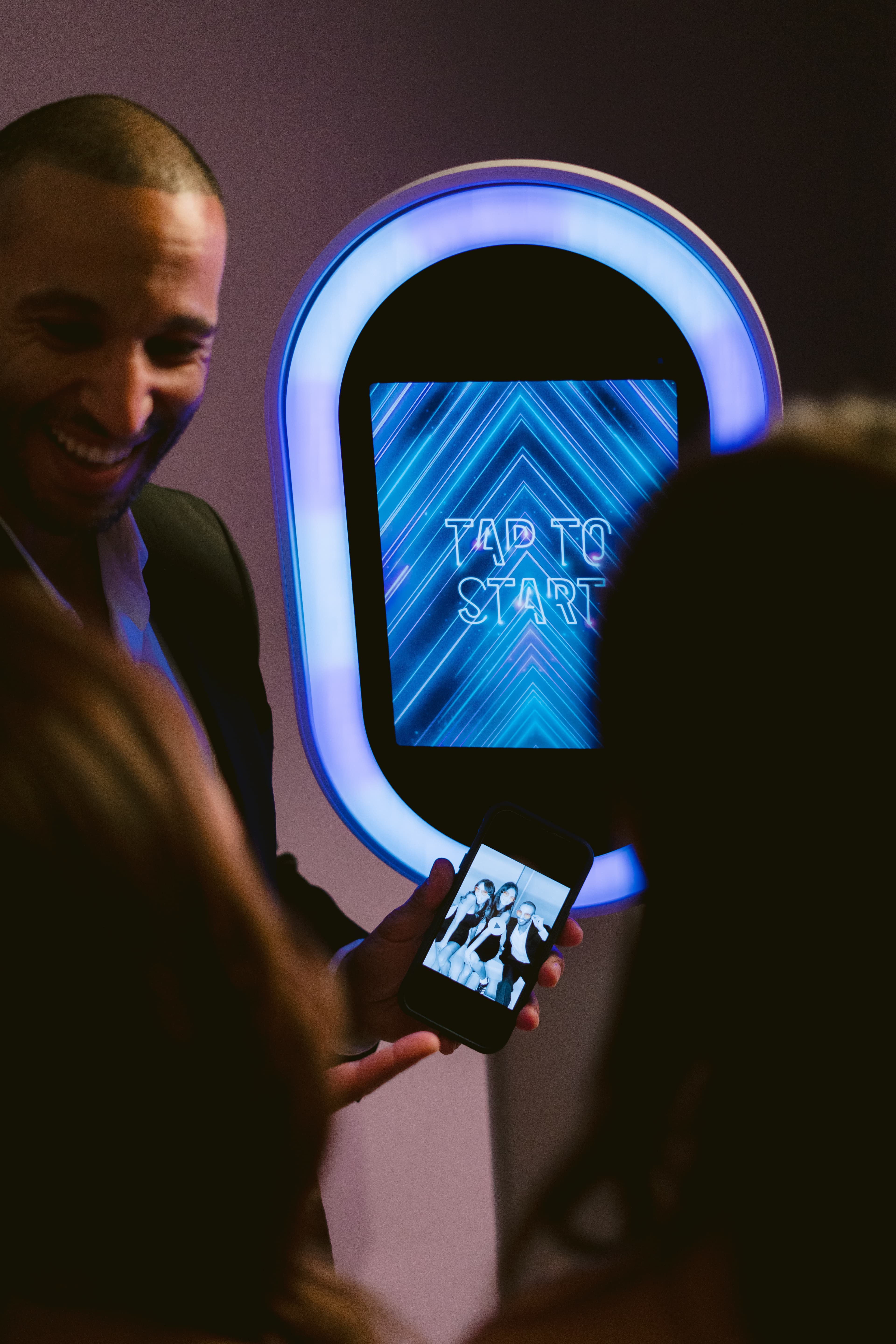 Guest sharing their Luxpiq photo to their phone via AirDrop